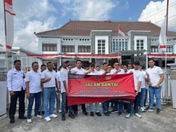 Kalapas Kusnan Pimpin Jalan Sehat, Kobarkan Semangat Kemerdekaan di Lapas Narkotika Pamekasan