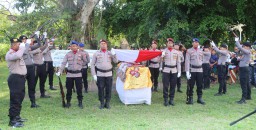 Polres Jembrana Gelar Upacara Pengantaran dan Perabuhan Jenazah Purnawirawan Polisi di Melaya