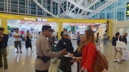 Polres Kawasan Bandara Ngurah Rai Sampaikan Pesan Kamtibmas Kepada Wisatawan