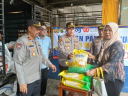 Gerakan Pangan Murah Polri Dan Bulog di Polsek Tambora