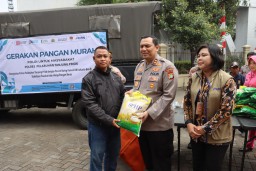 Polres Pelabuhan Tanjung Priok Gelar Gerakan Pangan Murah kepada Buruh Tenaga Kerja Bongkar muat Pelabuhan dan Supir Truck