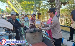 Bhayangkari Polres Sampang Berbagi Makanan Siap Saji kepada Masyarakat dalam Rangka Bhayangkari Peduli