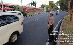 Wujud Pelayanan Prima, Satlantas Bandara Ngurah Rai Atur Lalu Lintas Pagi Hari