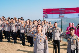 Polres Cimahi Kibarkan Bendera Merah Putih di Dua Lokasi, Puncak Gunung Padakasih dan Puncak Bumi Luhur