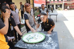 Semarak HUT ke-80 RI, Polres Pelabuhan Tanjung Perak Tumbuhkan Kebersamaan Lewat Perlombaan