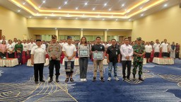 Waka Polres Jembrana Hadiri Penyerahan Penghargaan Mahasiswa Berprestasi