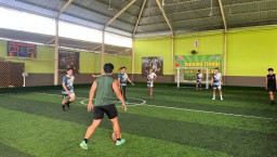 Polres Bandara Ngurah Rai Gelar Laga Futsal Persahabatan Bersama Masyarakat