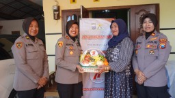 Jelang HUT Polwan ke-77, Polwan Polres Bangkalan Lakukan Anjangsana ke Purnawirawan Polwan