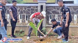 Merayakan HUT RI ke-80, Lapas Rutan Sampang Gelar Penanaman Pohon Kelapa