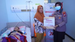 Sambut Hari Ulang Tahun Polwan ke-77, Wakapolres Bangkalan Kunjungi Masyarakat Yang Sakit