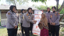 Polwan Polres Bangkalan Gelar Bakti Sosial, Bagikan Paket Bantuan kepada Warga Kurang Mampu