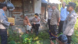 Kapolres Jembrana Gelar Program Minggu Kasih, Serahkan Bingkisan ke Warga Lansia di Desa Bayubiru
