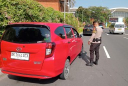 Polres Bandara Ngurah Rai Tegas Larang Parkir Sembarangan di Jalur Bandara