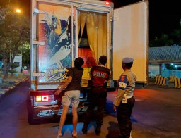 Polres Jembrana melalui Polsek Gilimanuk Laksanakan Pemeriksaan Rutin di Pos 2 Pintu Masuk Bali