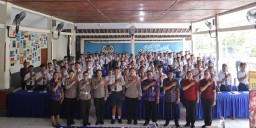 Polwan Polres Jembrana Goes To School, Ajak Siswa SMPN 2 Negara Bijak Bermedsos dan Tertib Berlalu Lintas