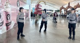 Polwan Humanis Sambut Penumpang Dengan Senyum di Bandara Ngurah Rai