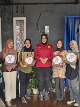 Polwan Polres Kayong Utara Tebar Kebaikan Lewat Bansos Jum'at Berkah di HUT Polwan ke-77