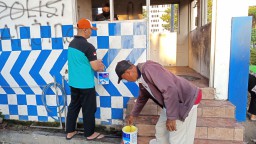 Ojol &amp; Warga Kompak Bersihkan Pos Polisi yang Dibakar Massa di Surabaya