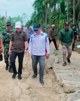Warga Masbangun Desak Pemda Kku Perbaiki Jalan Rusak, Bupati Romi Bersama Anggota DPRD Rudy Dapil 3 Turun ke Lokasi