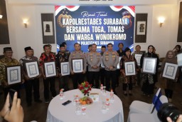 Apresiasi Tulus Kapolrestabes Surabaya: Beri Penghargaan Untuk Kapolsek Wonokromo, Masyarakat dan Tokoh Agama