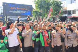 Doa Bersama Kapolrestabes Surabaya dan 500 Ojek Online: Harmoni Untuk Alm Affan Kurniawan