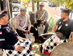 Polres Bandara Ngurah Rai dan Pecalang Tuban Kolaborasi Jaga Kamtibmas