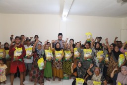 Bakti Sosial : Polres Pelabuhan Tanjung Perak Bagikan 150 Paket Beras SPHP untuk Warga Pabean Cantikan