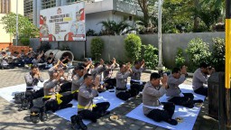 Polres Bandara Ngurah Rai Gelar Persembahyangan Bersama Peringati Hari Raya Saraswati