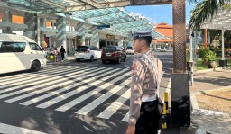 Sat Lantas Polres Bandara Ngurah Rai Atur Lalu Lintas di Keberangkatan Domestik