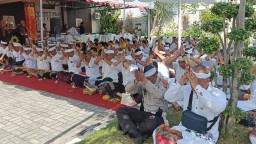 Forkopimcam, Tokoh Adat, dan Agama Hadiri Upacara Piodalan di Pura Kerti Buana Polsek Dentim