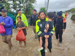 Kebersamaan di Tengah Bencana, Kapolres Jembrana dan Tim Gabungan Evakuasi Warga Samblong