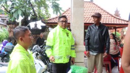 Kapolresta Denpasar Bersama Kapolsek Denpasar utara Mengunjungi Korban Bencana Alam Banjir