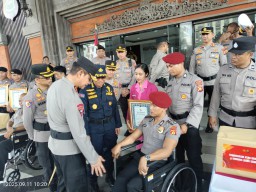 Kapolda Beri KPLB dan Penghargaan Kepada Tigabelas Personil Polda Bali