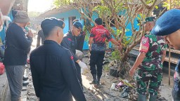 Gabungan Personel Polsek Dentim, TNI, Brimob dan Relawan Bersihkan Sisa Banjir di Seputaran Jalan Siulan