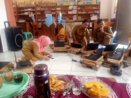 SDN Sukawaris 2 Terima Bantuan 15 Unit Laptop dari Kementerian