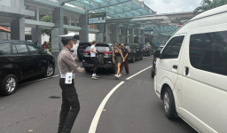 Personil Sat Lantas Polres Bandara Atur Arus Lalin di Terminal Domestik Ngurah Rai, Pastikan Kelancaran dan Keamanan