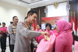 Kapolda Bali Serahkan Bantuan Sosial kepada Personel PNPP Polri Terdampak Banjir di Mako Brimob Tohpati