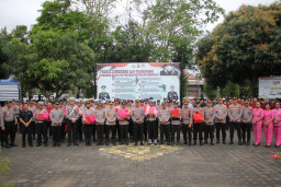 Kapolres Jembrana Salurkan Bantuan Kapolda Bali dan Bhayangkari Untuk Personel Terdampak Banjir