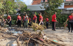Berlanjut di Jalan Trenggana, Polsek Dentim Bersama TNI, Brimob, Kecamatan, dan Instansi Terkait Bersihkan Sungai Buluh