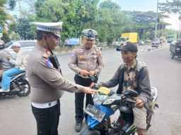 Tingkatkan Kesadaran, Satlantas Polres Pelabuhan Tanjung Perak Gencarkan Sosialisasi Tertib Lalu Lintas di Akses Suramad