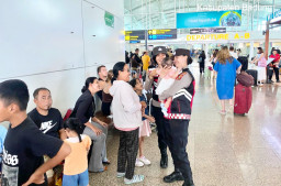 Polwan Polres Bandara Ngurah Rai Tunjukkan Pelayanan Humanis di Terminal Internasional