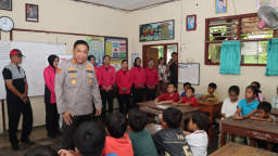 Kapolresta Denpasar Salurkan Bantuan Untuk Siswa Terdampak Banjir di SDN 4 Dauh Puri
