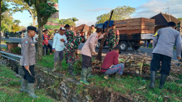 Sinergi TNI-Polri Bersama Warga Gotong Royong Bersihkan Selokan Pasca Banjir di Mendoyo