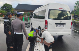 Hiace Alami Kendala di Tolgate, Personel Sat Lantas Polres Bandara Gerak Cepat Bantu Evakuasi