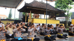 Polresta Denpasar Gelar Persembahyangan Hari Raya Tumpek Landep di Pura Adhi Adhva Dhipa