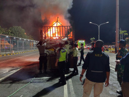 Truk Bermuatan Rongsokan Terbakar di Pelabuhan Gilimanuk Api Berhasil Dipadamkan