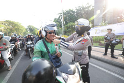Gatur Lalin Sambil Berbagi Helm dan Cokelat Polwan Polda Jatim Peringati Hari Jadi Polisi Wanita ke 77