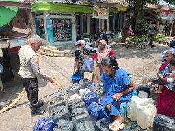 Polsek Lumbang Salurkan 8.000 Liter Air Bersih untuk Warga Jatisari