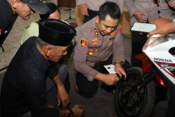 Cegah Curanmor, Kapolres Pelabuhan Tanjung Perak Bagikan Kunci Ganda ke Warga Morokrembangan
