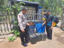 Polsek Winongan Salurkan 2.000 Liter Air Bersih ke Warga Sumberjo